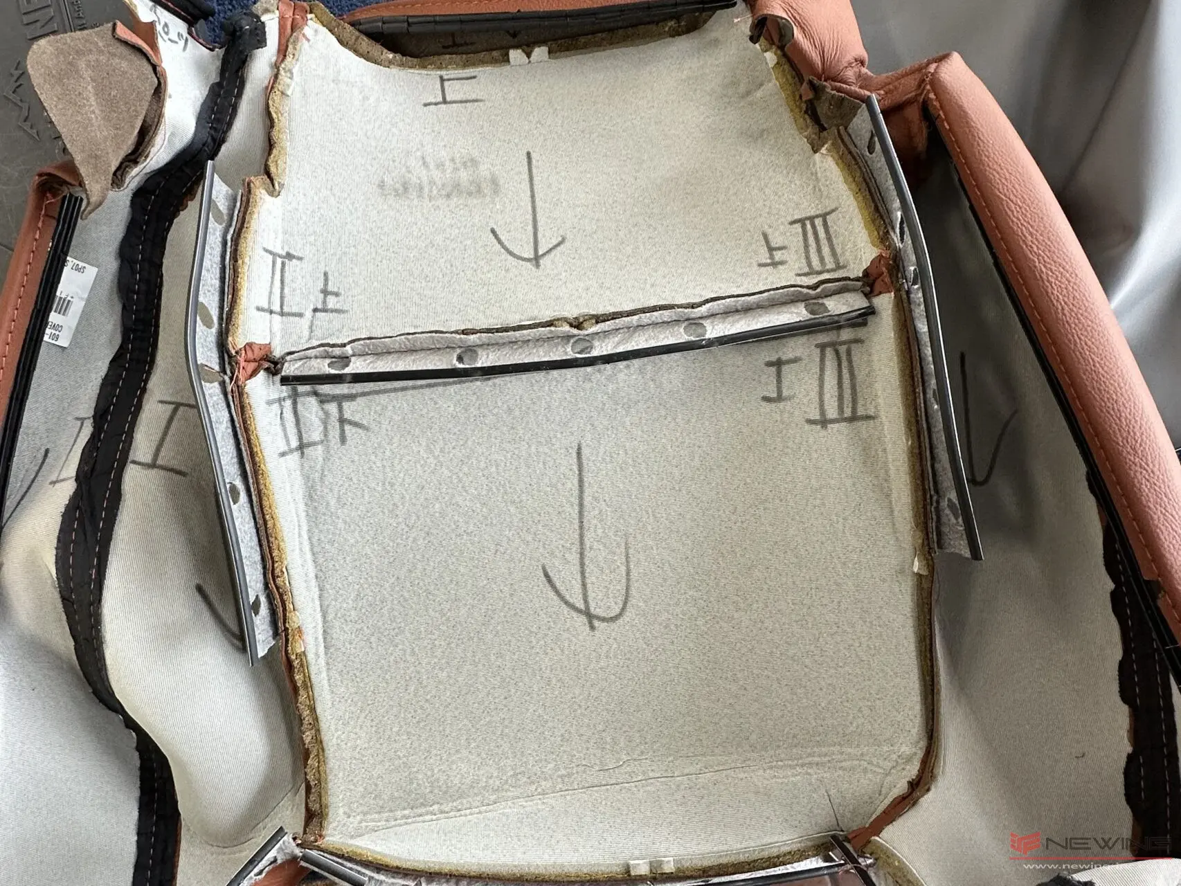 純正シートの色にあわせたレカロシートの張替え | NEWING
