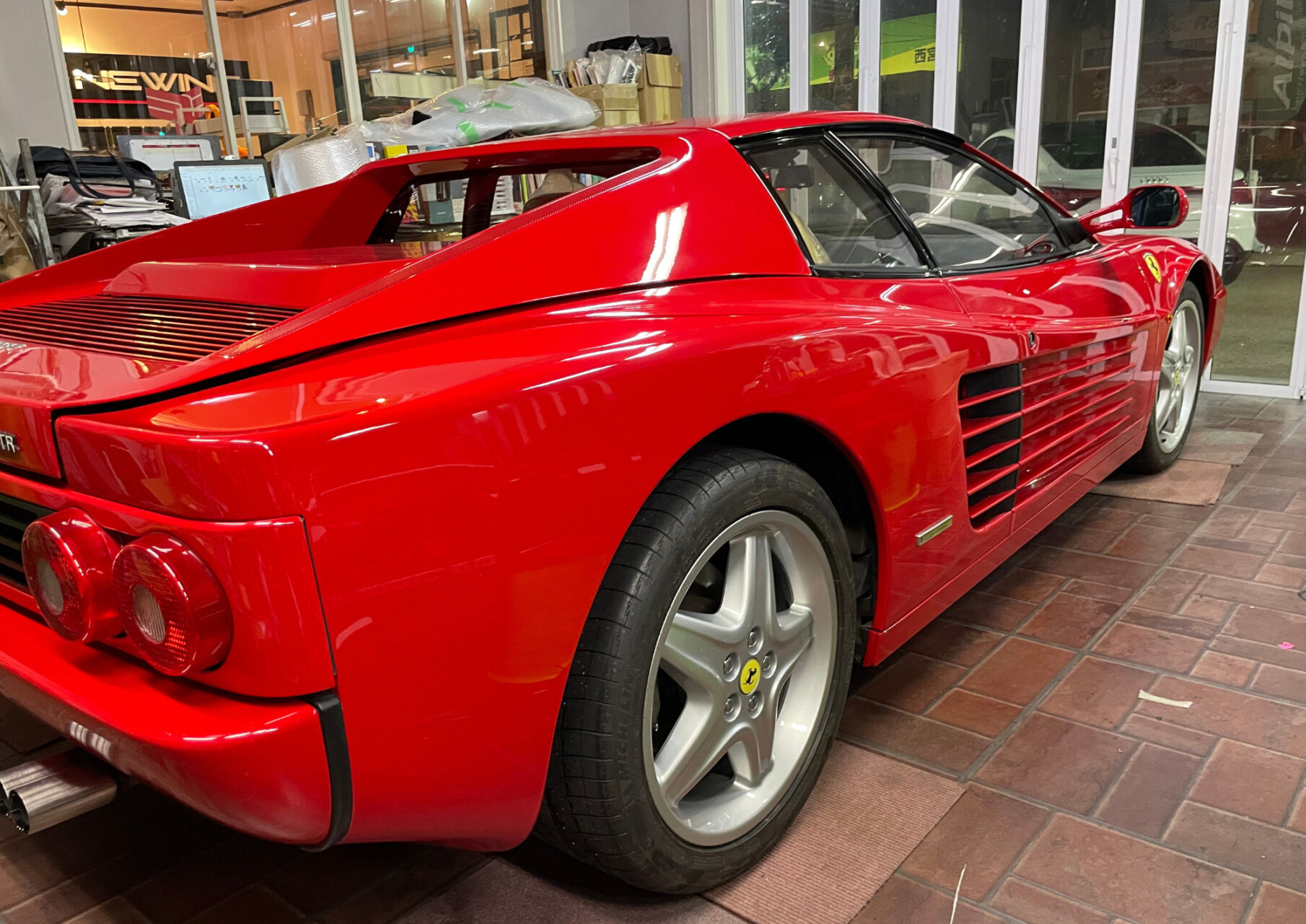 NEWINGカスタムインテリア 憧れの名車Ferrari Testarossaの内装張替