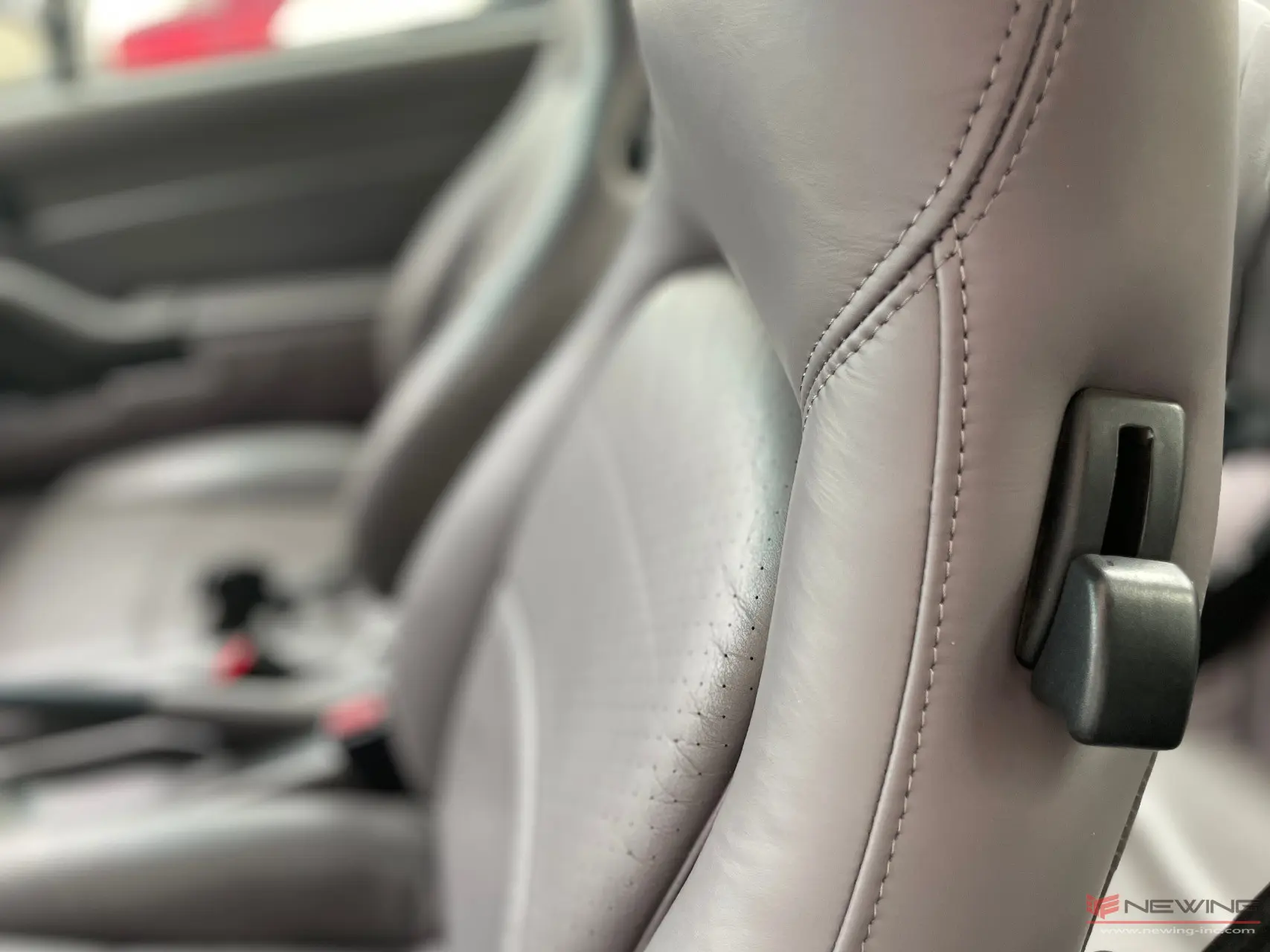 ポルシェ】911(993) 避けられないシートの劣化。別注色で美しく蘇る 