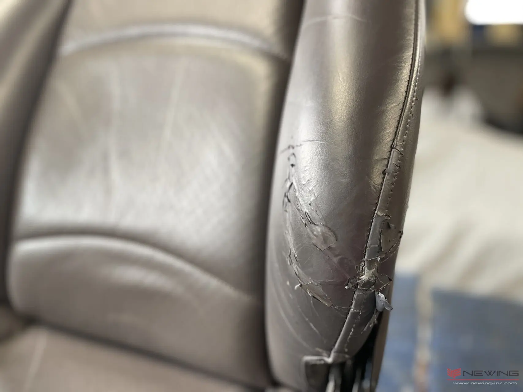 ポルシェ】911(993) 避けられないシートの劣化。別注色で美しく蘇る