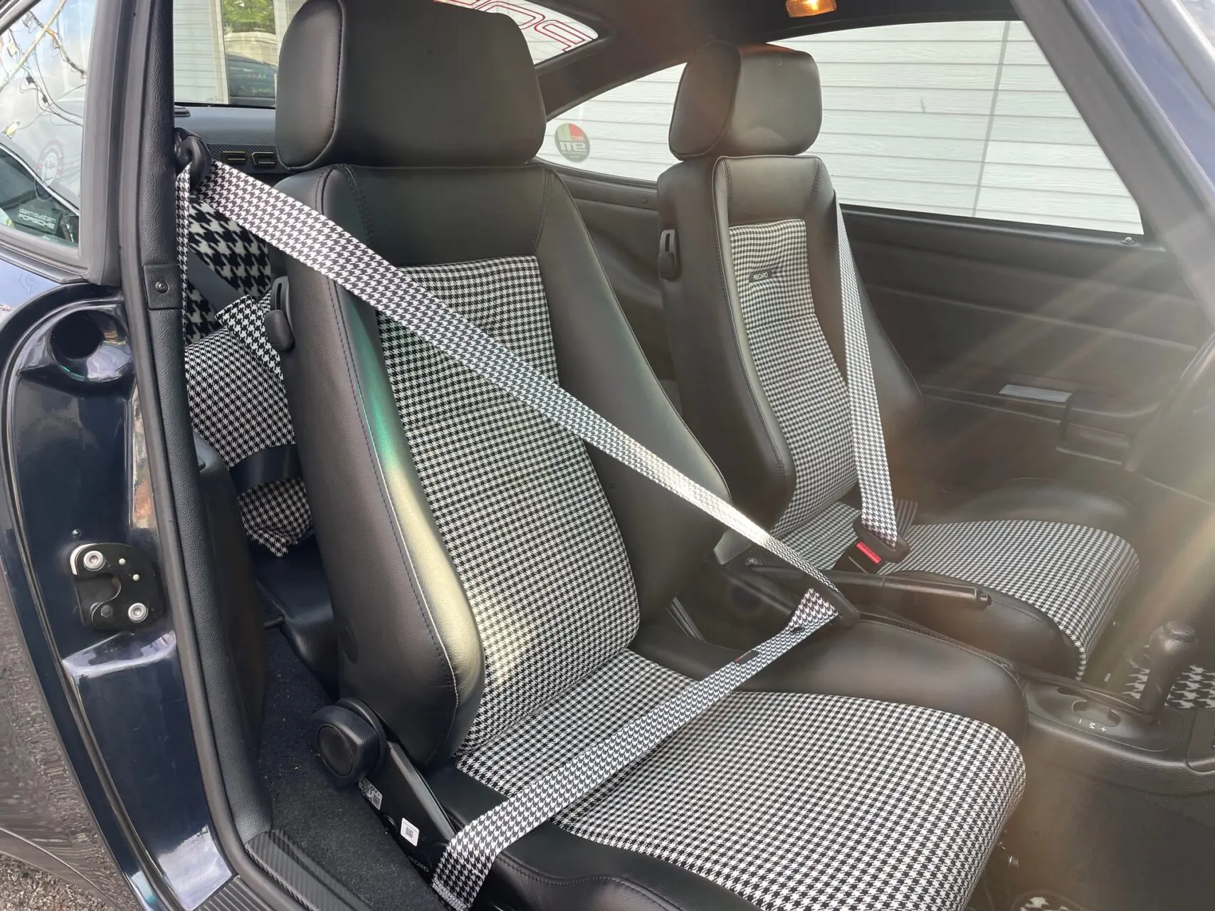 カラーシートベルトキャンペーン 巻き替え続々！ポルシェ993＆BMW Z3