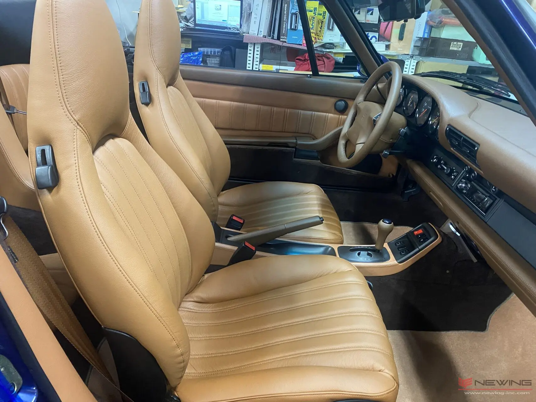 ポルシェ】911（993）クラシックな内装を再現 | NEWING