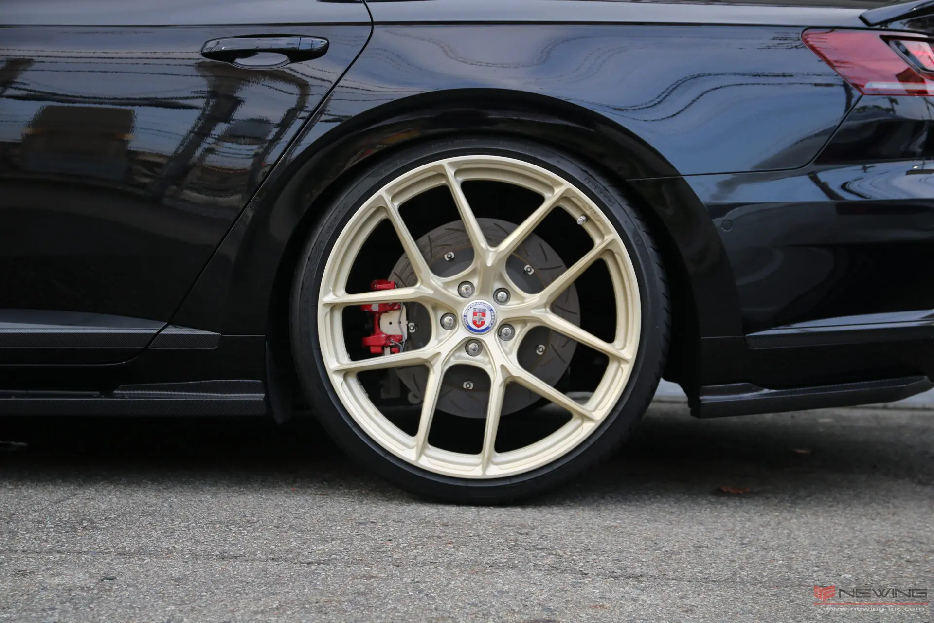NEWING STOCK CAR VWアルテオン R-Line アドバンスのフルカスタムが