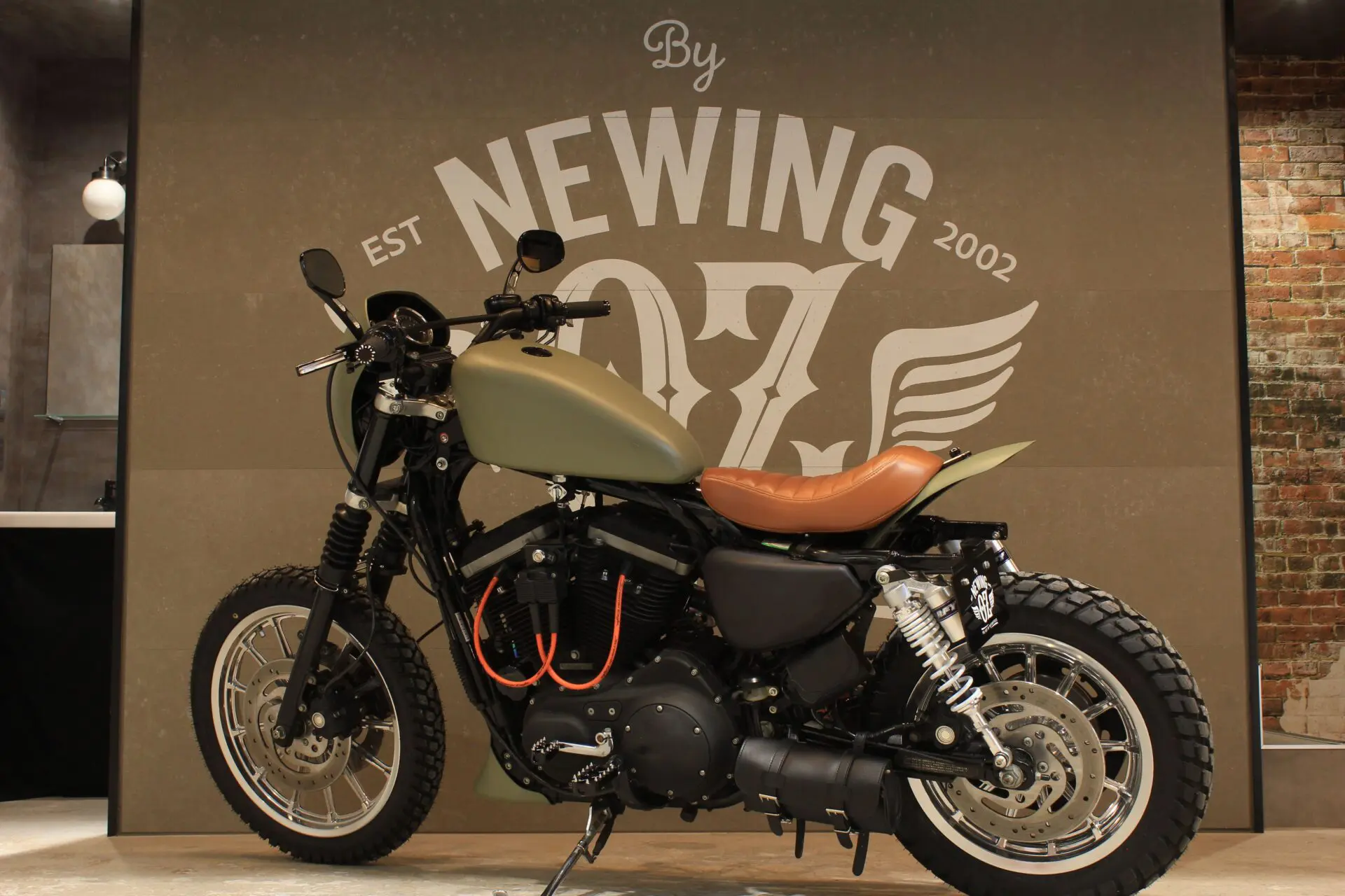 OZ by NEWING SALESに、正反対なカスタムハーレーが、2台新たに OZ by NEWING SALESに、正反対なカスタムハーレーが、2台新たに