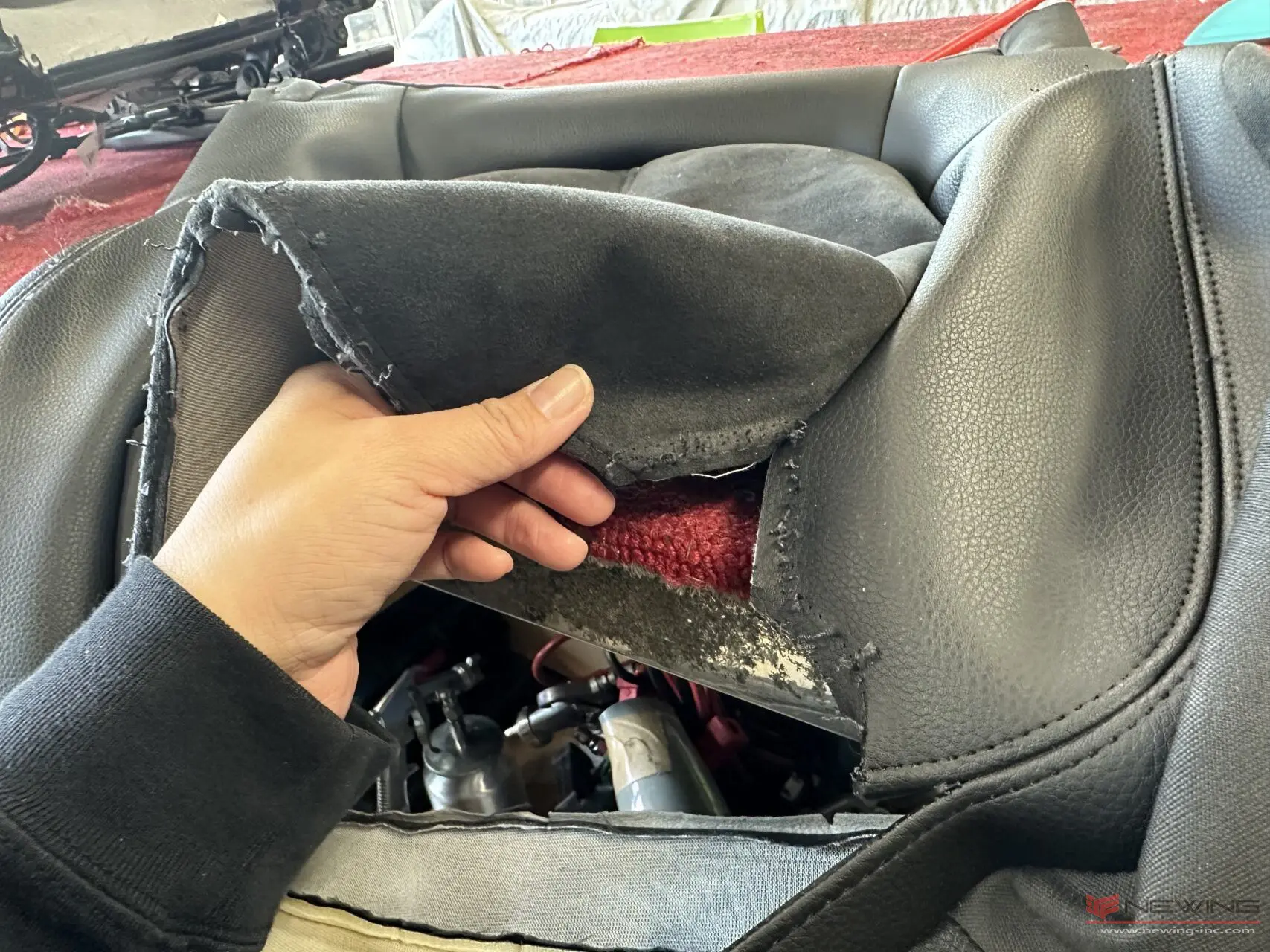 ポルシェ】マカン 統一された車内に挿し色を入れて部分張り替え | NEWING