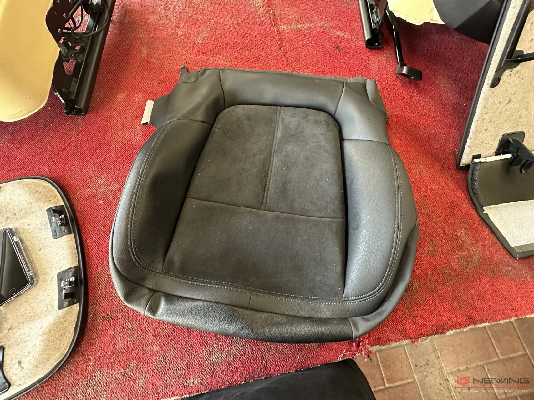 ポルシェ】マカン 統一された車内に挿し色を入れて部分張り替え | NEWING