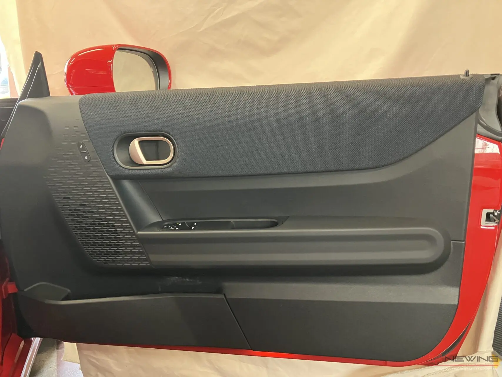 BMW MINI】F66 千鳥チェックの生地を赤い車に合わせてカスタム