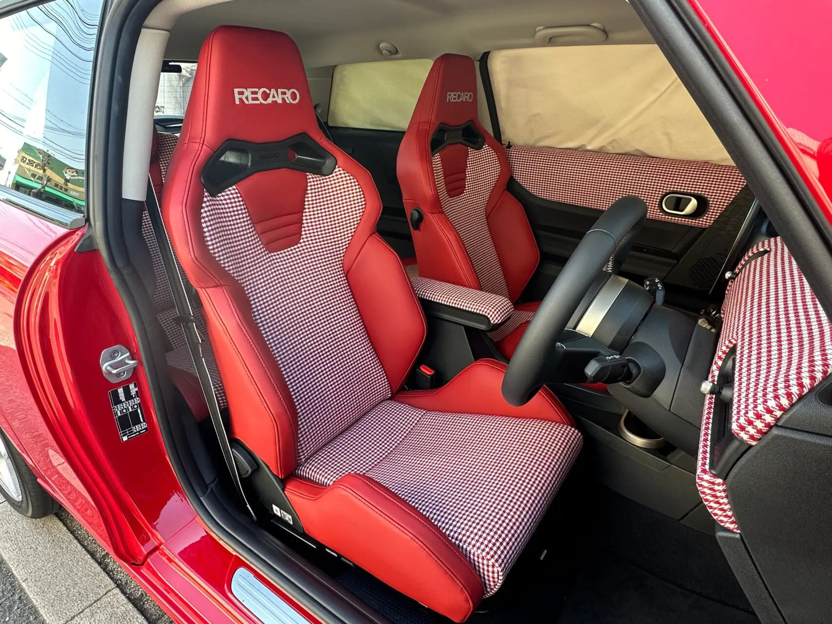 NEWINGカスタムインテリアで、BOBMINIがイチゴちゃんに大変身！ | NEWING