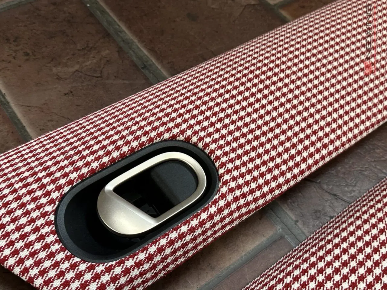 BMW MINI】F66 千鳥チェックの生地を赤い車に合わせてカスタム