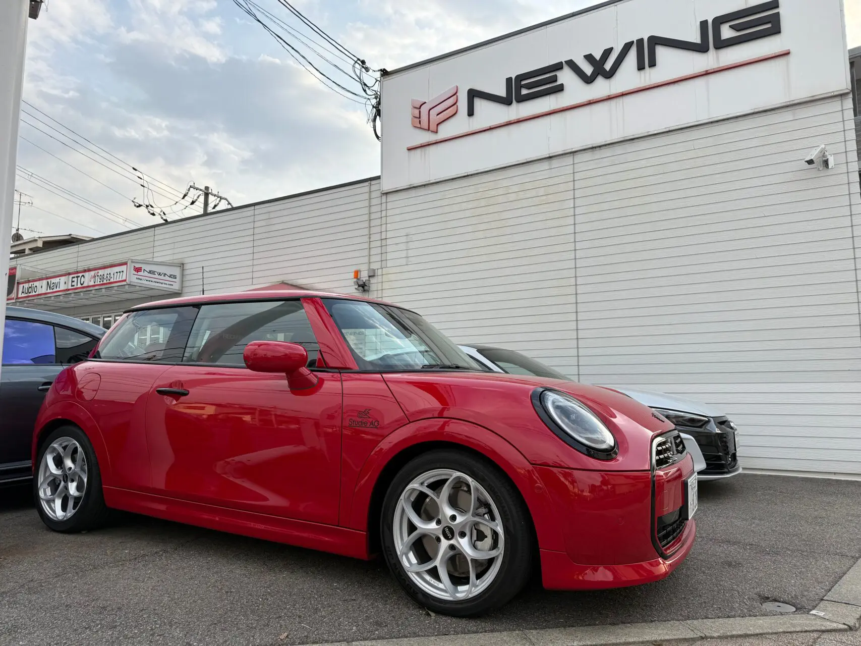 BMW MINI】F66 千鳥チェックの生地を赤い車に合わせてカスタム