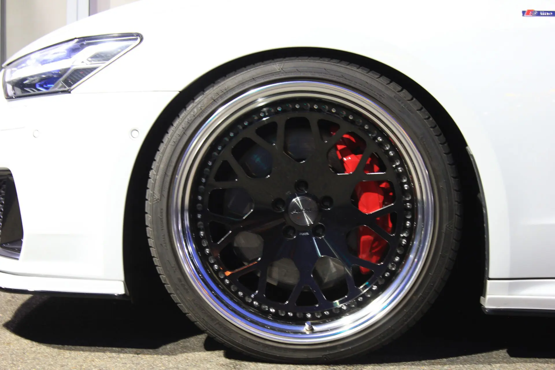 AMG-レアーホイル.8Jx17,112-AMG社が126-107系コンプリート車両に装備