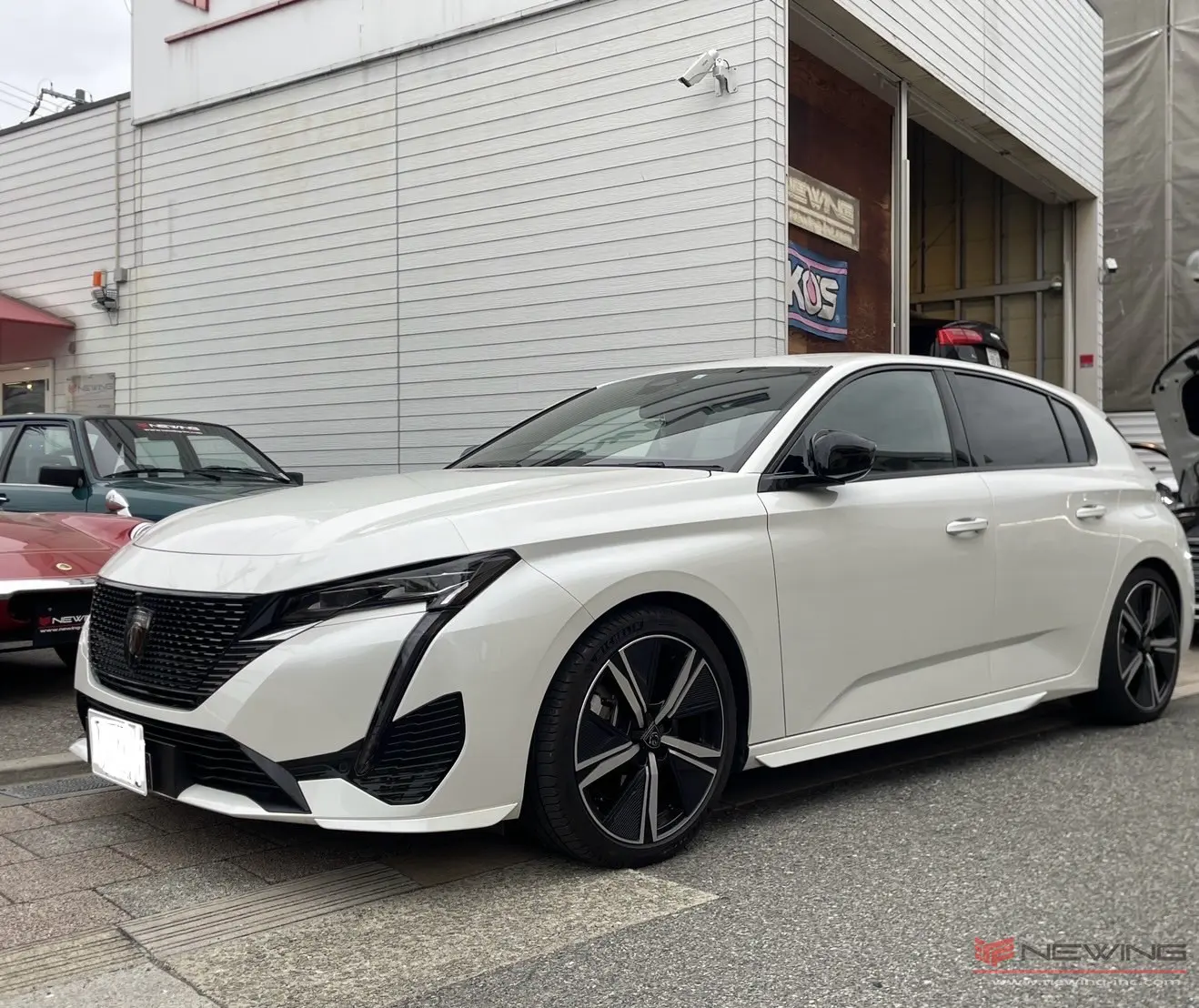 プジョー】308 シンプルな一枚のドアにインパクトを与えたい | NEWING