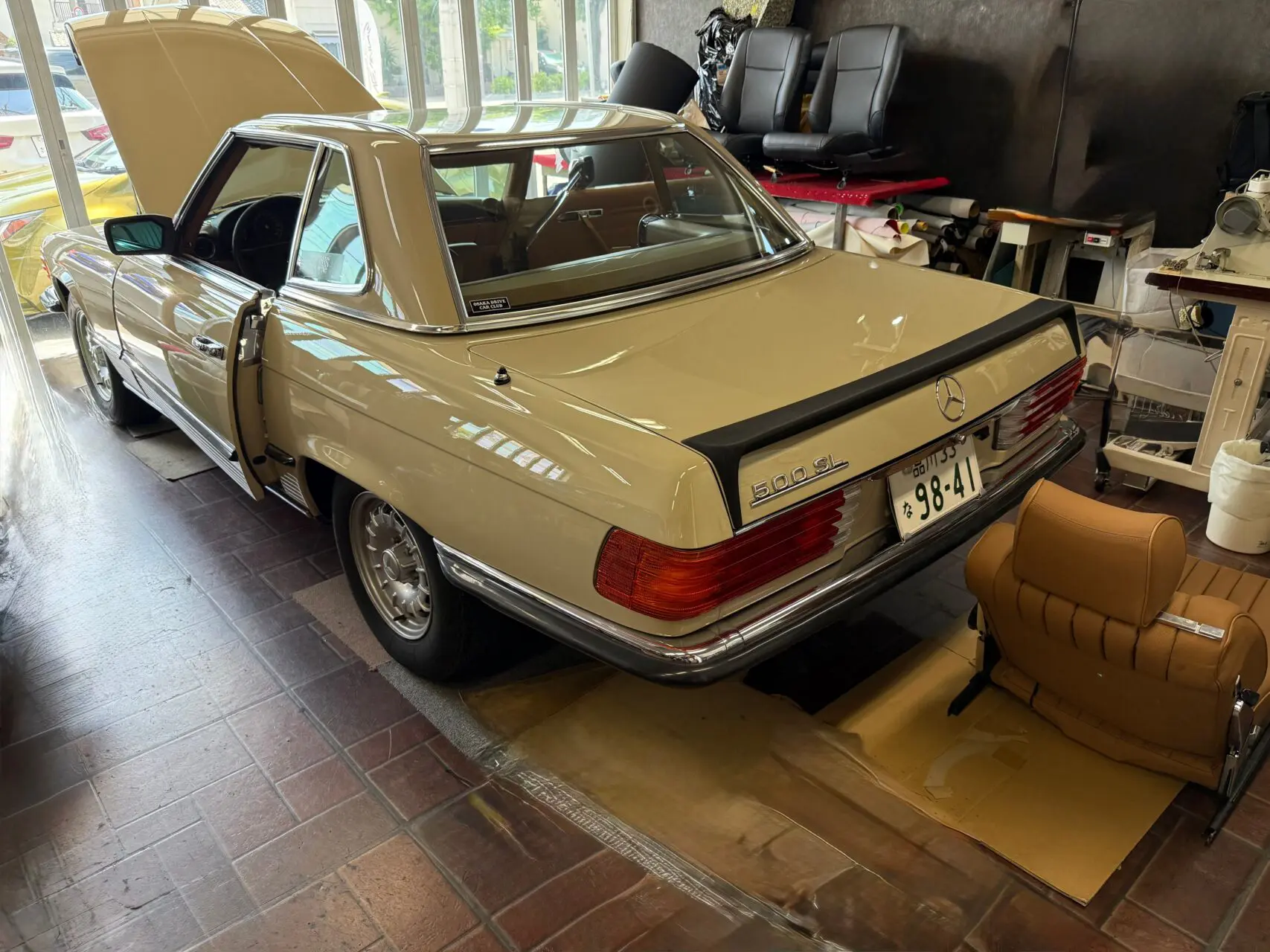 NEWINGカスタムインテリア ベンツ R107 SLのカーペットを交換して