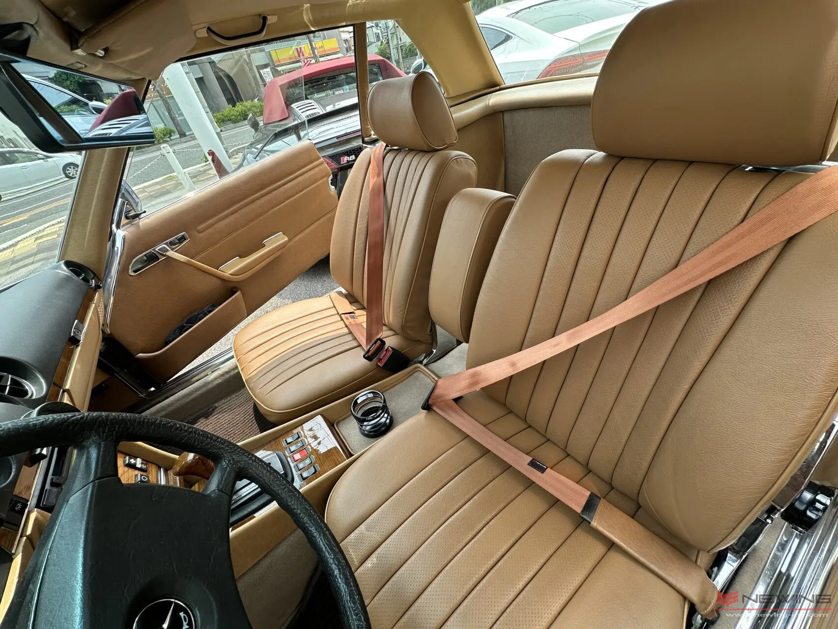 メルセデスベンツ】R107SL クラシックカーの車内を一掃して明るく張替