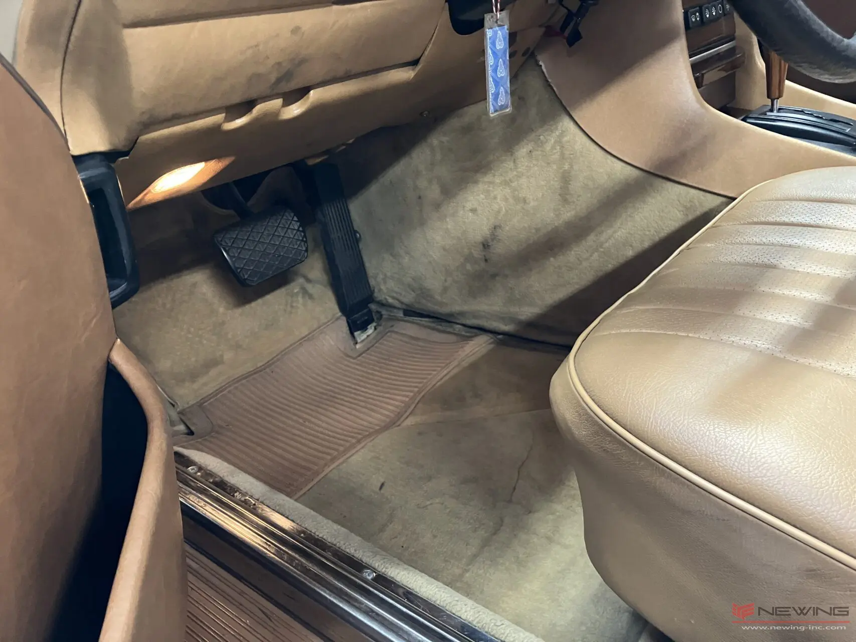 メルセデスベンツ】R107SL クラシックカーの車内を一掃して明るく張替