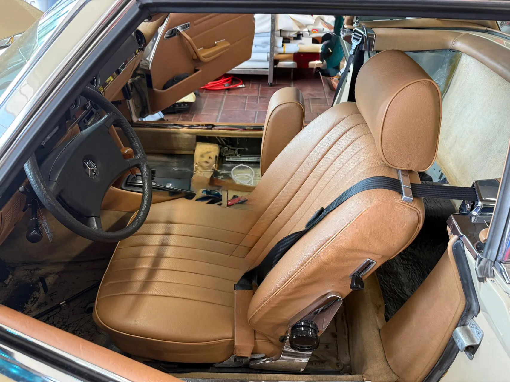 NEWINGカスタムインテリア ベンツ R107 SLのカーペットを交換して