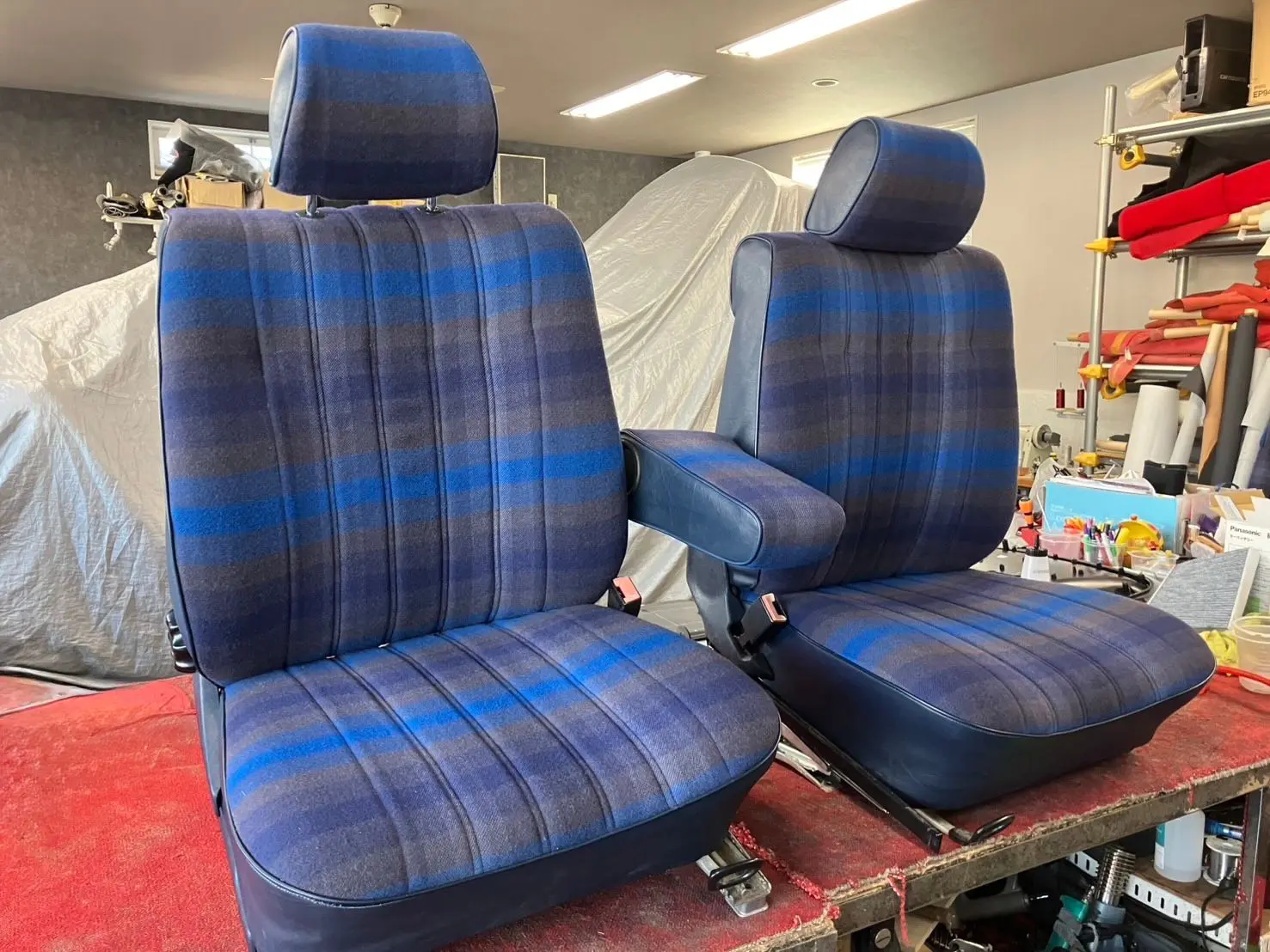 ベンツ123内装-フロントシート差湯セツト販売―カラーアイボリー メルセデスベンツ】W123 280TEの内装にポルシェのファブリック生地を