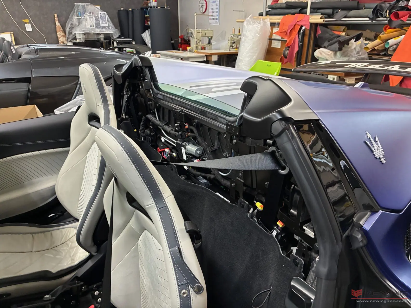 年始はマセラティMC20チェロの全面張替からスタート！ | NEWING