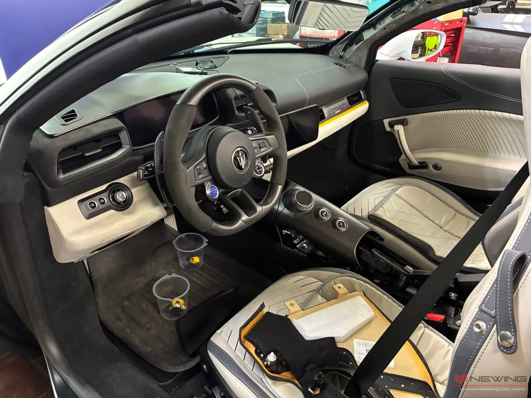 年始はマセラティMC20チェロの全面張替からスタート！ | NEWING