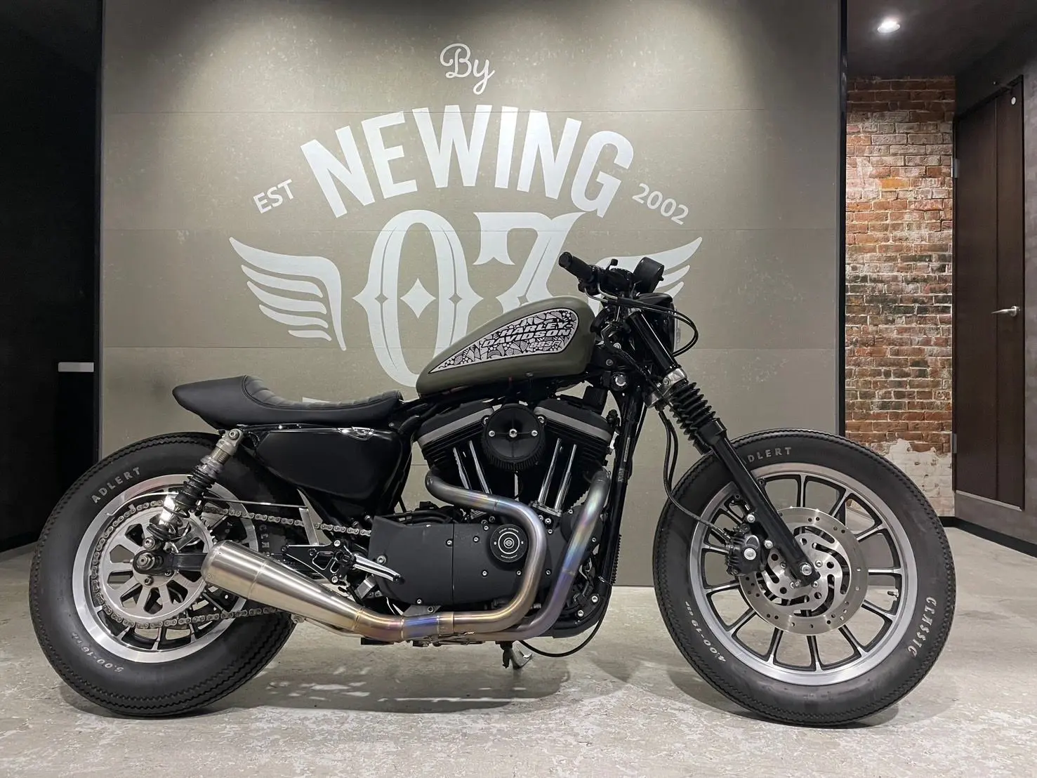 OZbyNEWING もう1台のSALESは、XL883Rキャブ車で仕上げたクラッシック