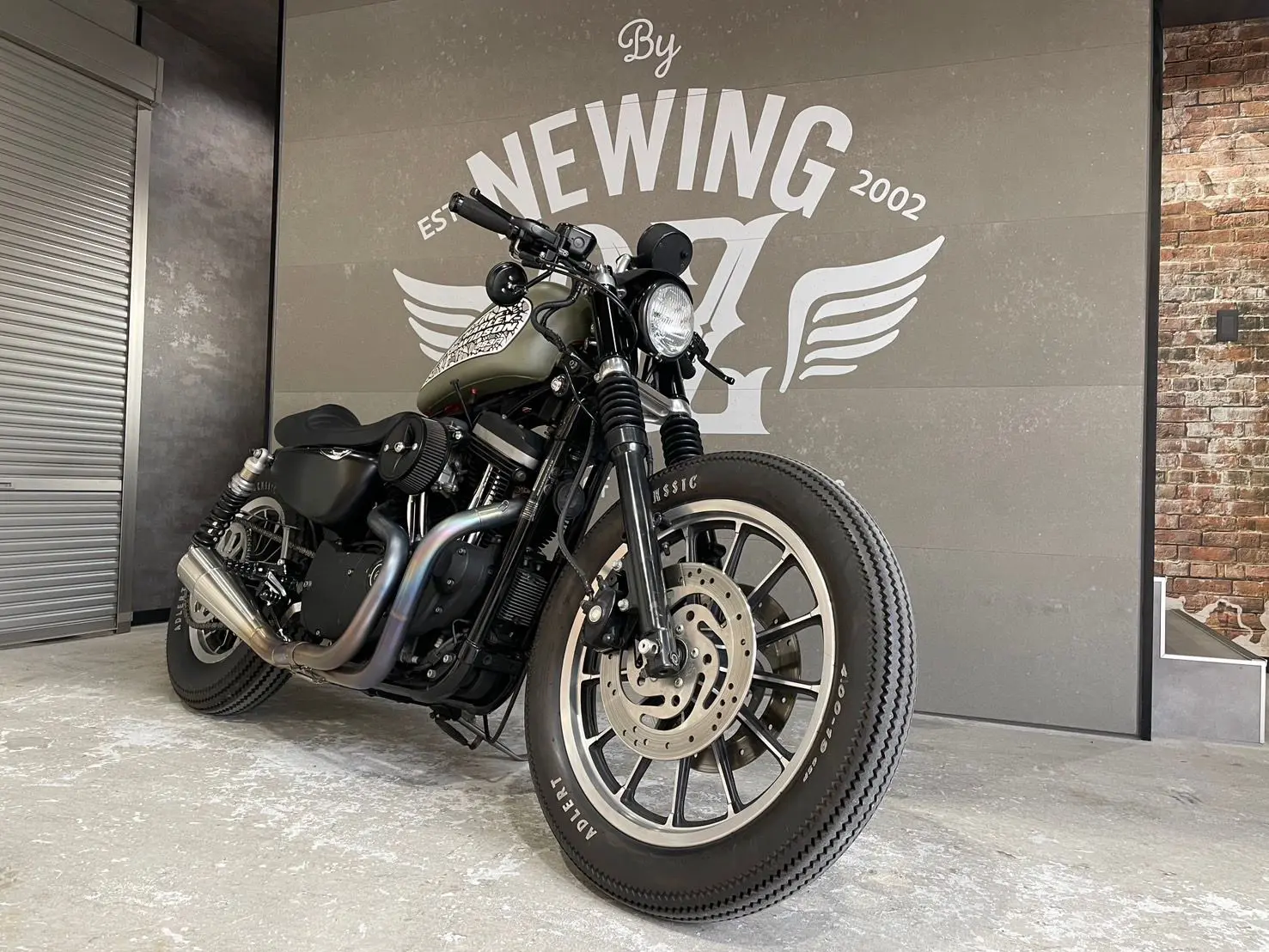 OZbyNEWING もう1台のSALESは、XL883Rキャブ車で仕上げたクラッシック
