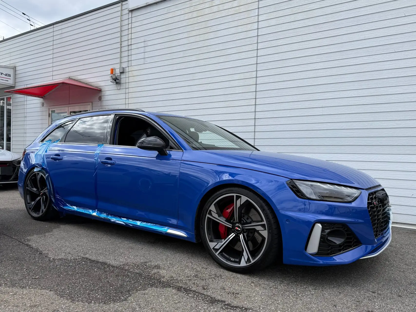 AUTO MESSE効果、週末はカラーシートベルト施工が止まらない！ | NEWING