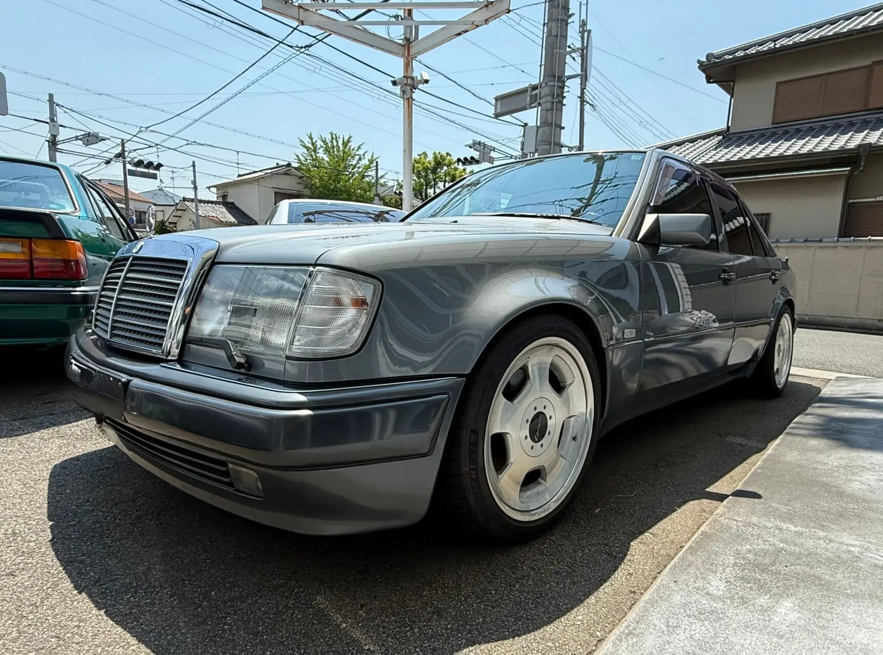 伝説の500E、その風格を未来へ、天井張替ミッション始動！ | NEWING